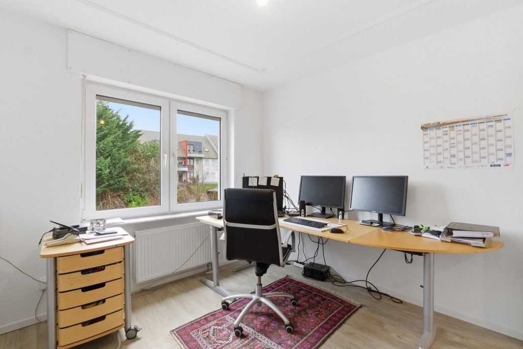 Gütelhöfer Immobilien - Immobilienangebot - Euskirchen - Alle - Modernisiertes Zweifamilienhaus mit Einbauküchen, Garage und großem Garten in zentraler Lage