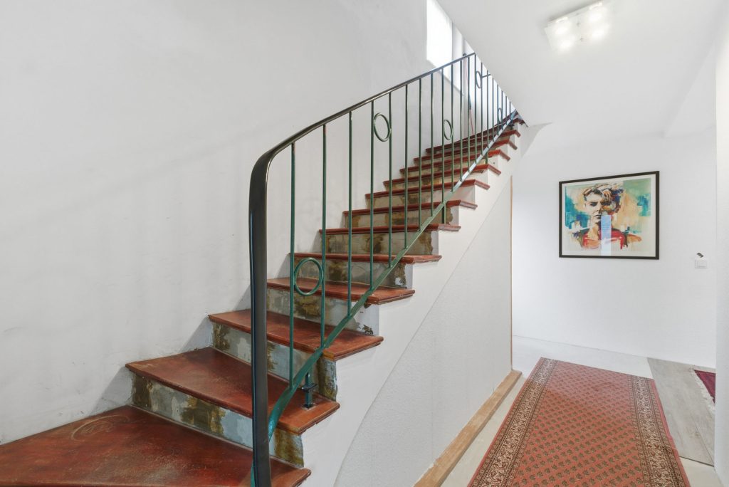 Gütelhöfer Immobilien - Immobilienangebot - Euskirchen - Alle - Modernisiertes Zweifamilienhaus mit Einbauküchen, Garage und großem Garten in zentraler Lage