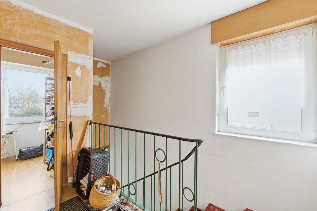 Gütelhöfer Immobilien - Immobilienangebot - Euskirchen - Alle - Modernisiertes Zweifamilienhaus mit Einbauküchen, Garage und großem Garten in zentraler Lage