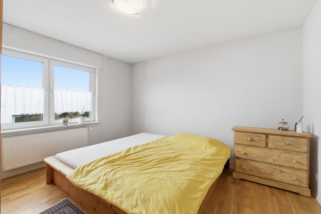 Gütelhöfer Immobilien - Immobilienangebot - Euskirchen - Alle - Modernisiertes Zweifamilienhaus mit Einbauküchen, Garage und großem Garten in zentraler Lage