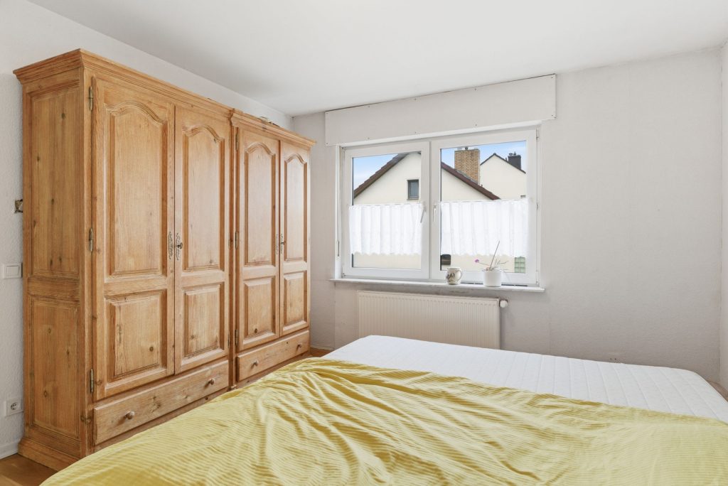 Gütelhöfer Immobilien - Immobilienangebot - Euskirchen - Alle - Modernisiertes Zweifamilienhaus mit Einbauküchen, Garage und großem Garten in zentraler Lage