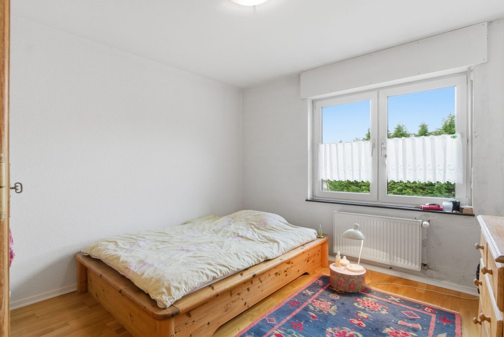 Gütelhöfer Immobilien - Immobilienangebot - Euskirchen - Alle - Modernisiertes Zweifamilienhaus mit Einbauküchen, Garage und großem Garten in zentraler Lage