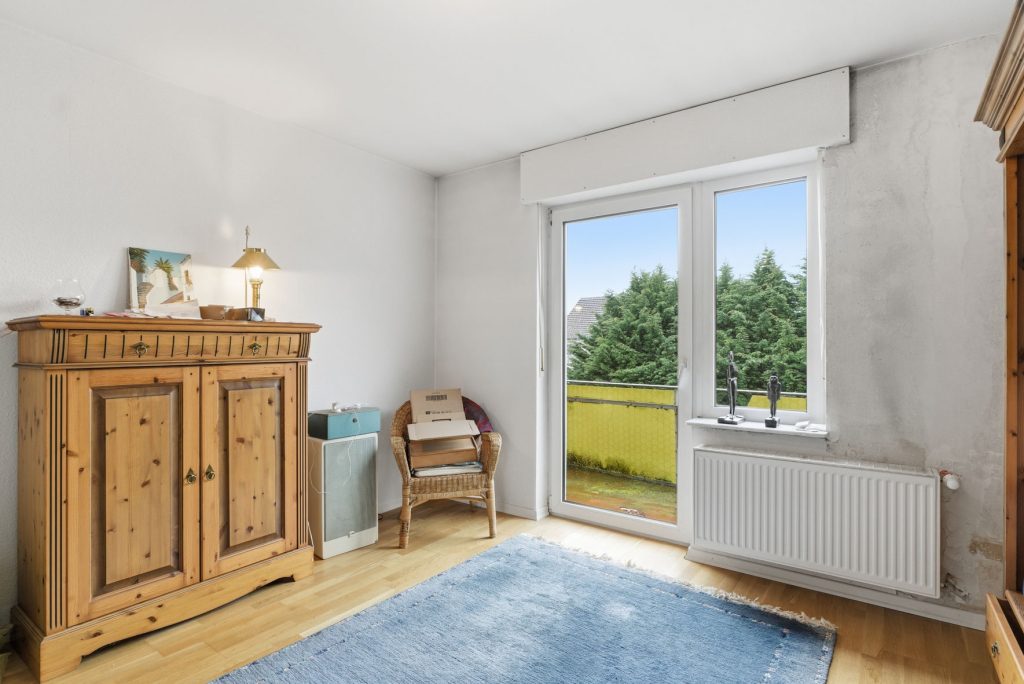 Gütelhöfer Immobilien - Immobilienangebot - Euskirchen - Alle - Modernisiertes Zweifamilienhaus mit Einbauküchen, Garage und großem Garten in zentraler Lage