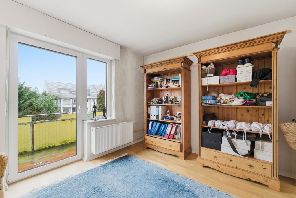 Gütelhöfer Immobilien - Immobilienangebot - Euskirchen - Alle - Modernisiertes Zweifamilienhaus mit Einbauküchen, Garage und großem Garten in zentraler Lage