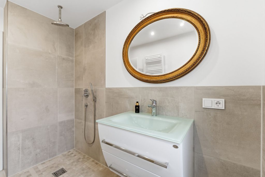 Gütelhöfer Immobilien - Immobilienangebot - Euskirchen - Alle - Modernisiertes Zweifamilienhaus mit Einbauküchen, Garage und großem Garten in zentraler Lage