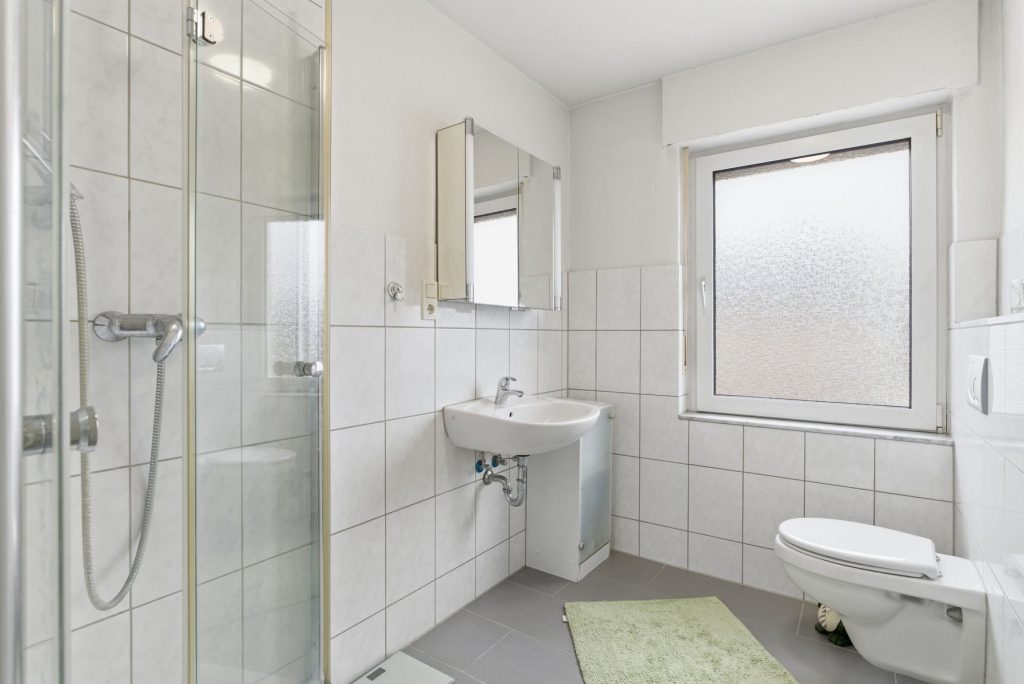 Gütelhöfer Immobilien - Immobilienangebot - Euskirchen - Alle - Modernisiertes Zweifamilienhaus mit Einbauküchen, Garage und großem Garten in zentraler Lage