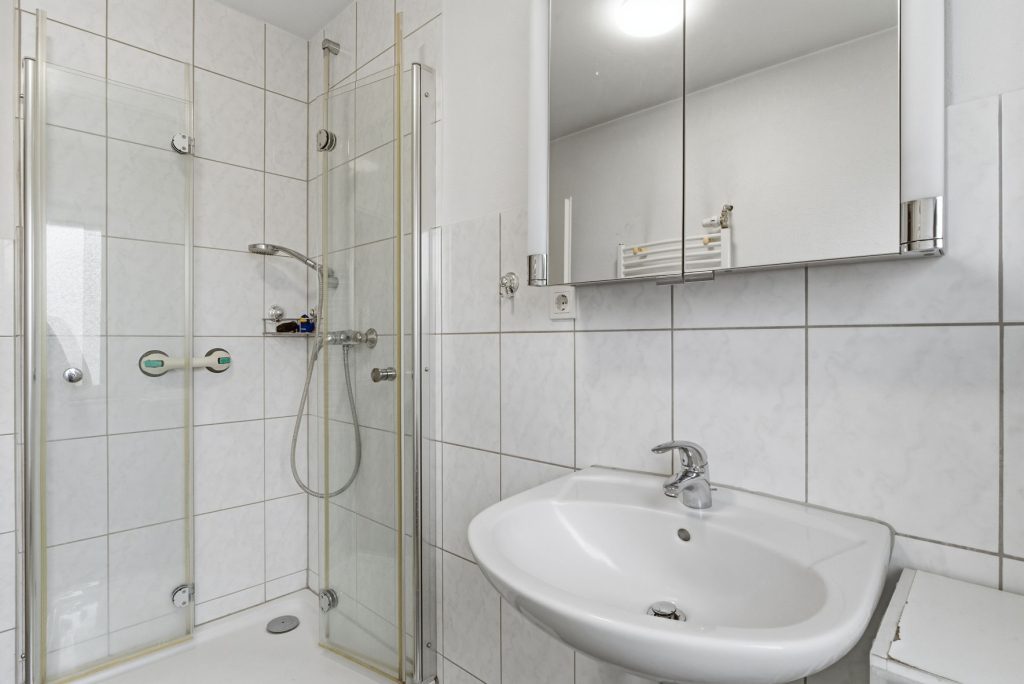 Gütelhöfer Immobilien - Immobilienangebot - Euskirchen - Alle - Modernisiertes Zweifamilienhaus mit Einbauküchen, Garage und großem Garten in zentraler Lage