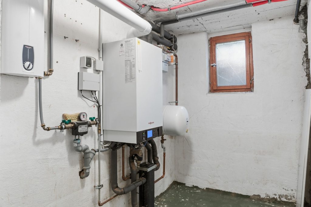 Gütelhöfer Immobilien - Immobilienangebot - Euskirchen - Alle - Modernisiertes Zweifamilienhaus mit Einbauküchen, Garage und großem Garten in zentraler Lage