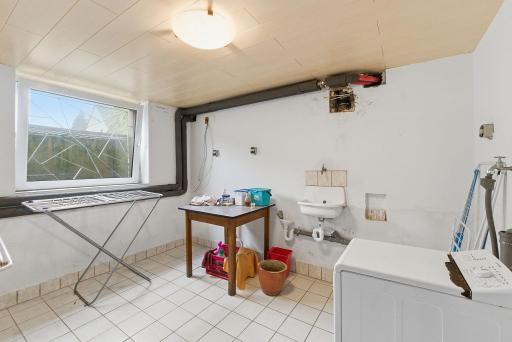 Gütelhöfer Immobilien - Immobilienangebot - Euskirchen - Alle - Modernisiertes Zweifamilienhaus mit Einbauküchen, Garage und großem Garten in zentraler Lage