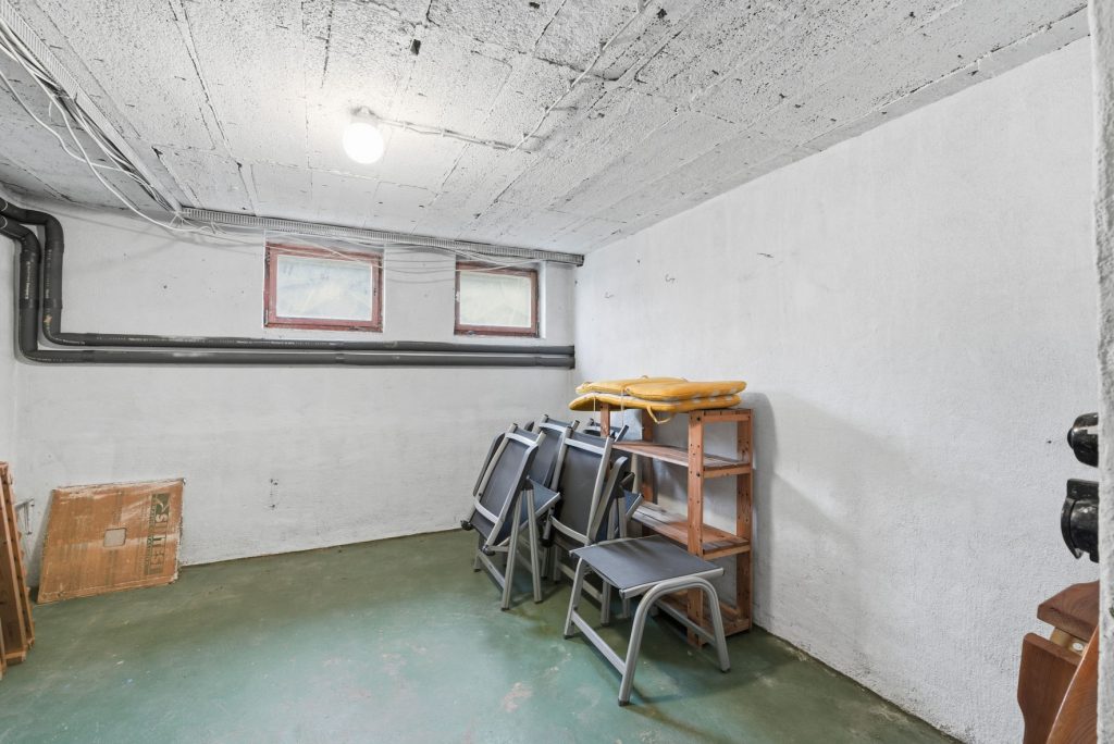 Gütelhöfer Immobilien - Immobilienangebot - Euskirchen - Alle - Modernisiertes Zweifamilienhaus mit Einbauküchen, Garage und großem Garten in zentraler Lage