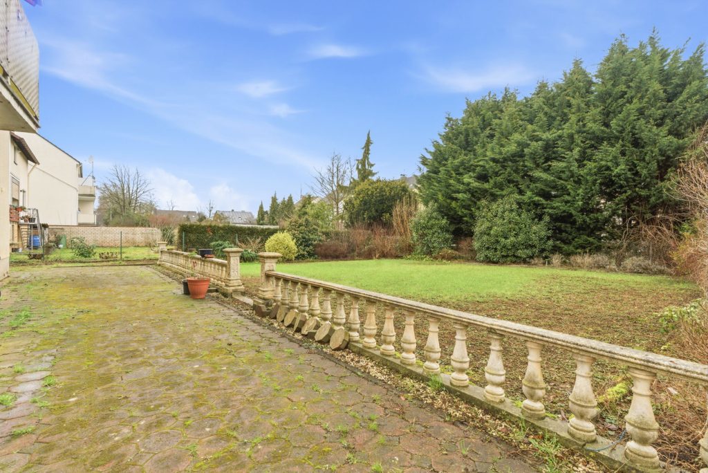 Gütelhöfer Immobilien - Immobilienangebot - Euskirchen - Alle - Modernisiertes Zweifamilienhaus mit Einbauküchen, Garage und großem Garten in zentraler Lage