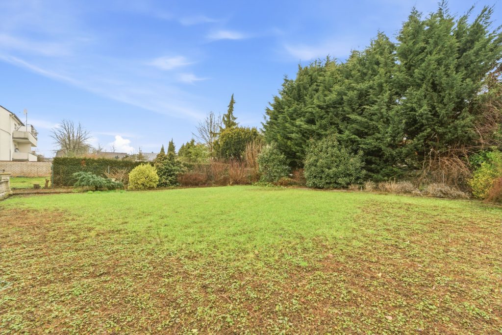 Gütelhöfer Immobilien - Immobilienangebot - Euskirchen - Alle - Modernisiertes Zweifamilienhaus mit Einbauküchen, Garage und großem Garten in zentraler Lage