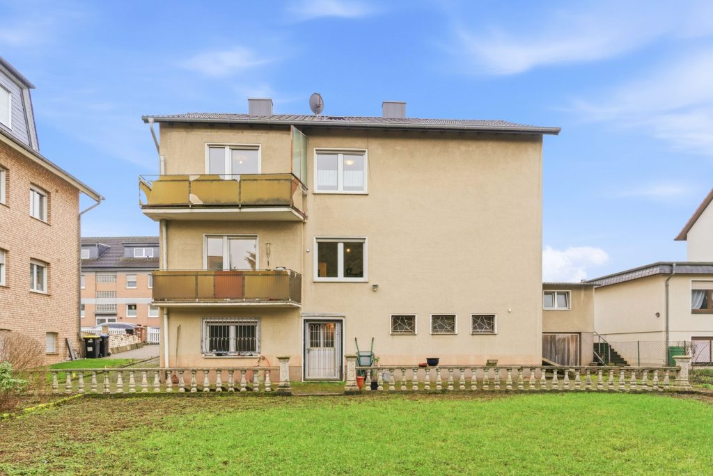 Gütelhöfer Immobilien - Immobilienangebot - Euskirchen - Alle - Modernisiertes Zweifamilienhaus mit Einbauküchen, Garage und großem Garten in zentraler Lage