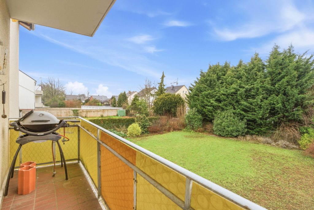 Gütelhöfer Immobilien - Immobilienangebot - Euskirchen - Alle - Modernisiertes Zweifamilienhaus mit Einbauküchen, Garage und großem Garten in zentraler Lage