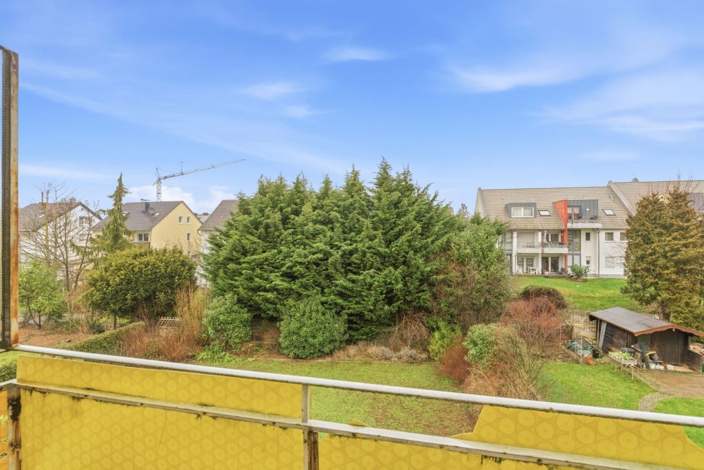 Gütelhöfer Immobilien - Immobilienangebot - Euskirchen - Alle - Modernisiertes Zweifamilienhaus mit Einbauküchen, Garage und großem Garten in zentraler Lage
