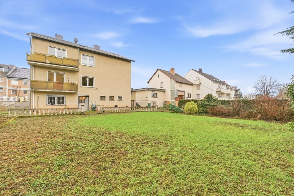 Gütelhöfer Immobilien - Immobilienangebot - Euskirchen - Alle - Modernisiertes Zweifamilienhaus mit Einbauküchen, Garage und großem Garten in zentraler Lage