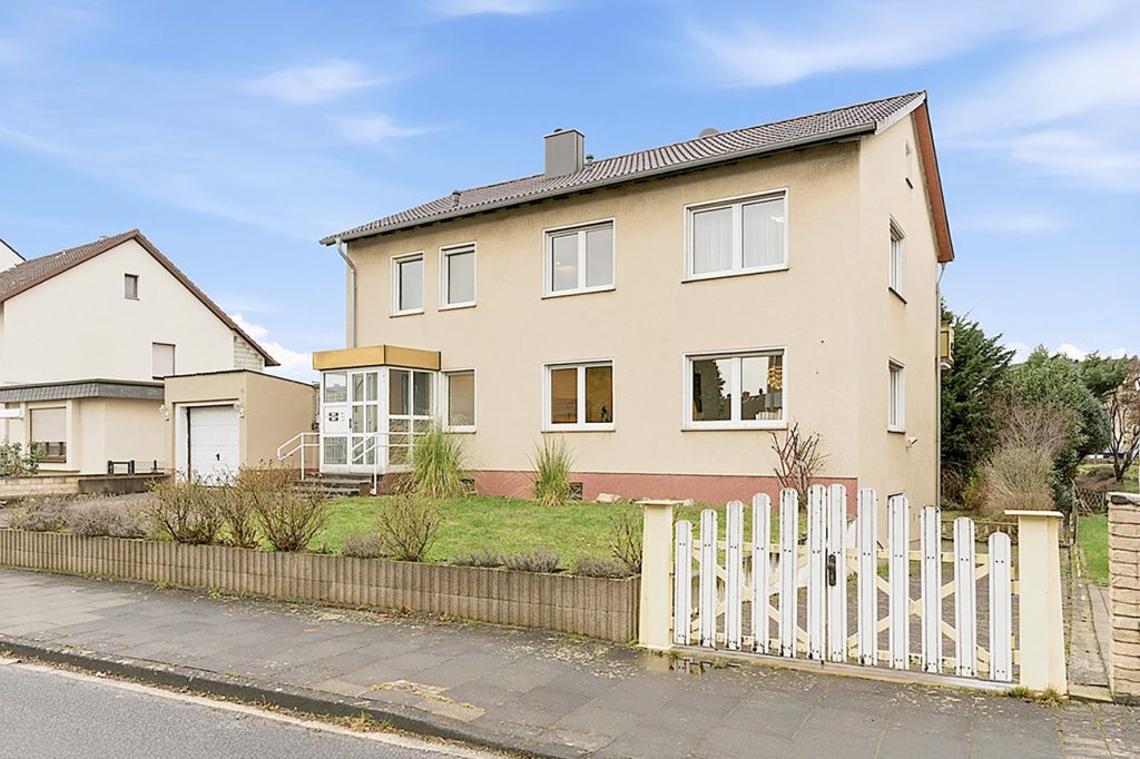 Gütelhöfer Immobilien - Immobilienangebot - Euskirchen - Alle - Modernisiertes Zweifamilienhaus mit Einbauküchen, Garage und großem Garten in zentraler Lage