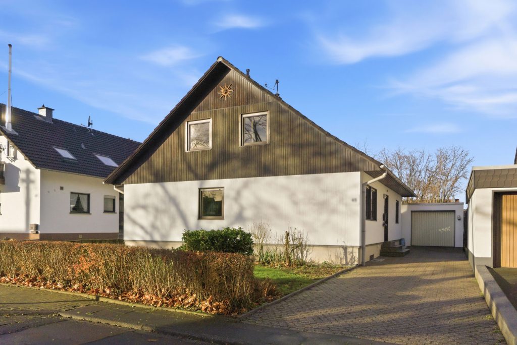 Gütelhöfer Immobilien - Immobilienangebot - Rheinbach / Oberdrees - Alle - Freistehendes Einfamilienhaus mit Garten, Garage und viel Potenzial auf Erbpachtgrund in Oberdrees