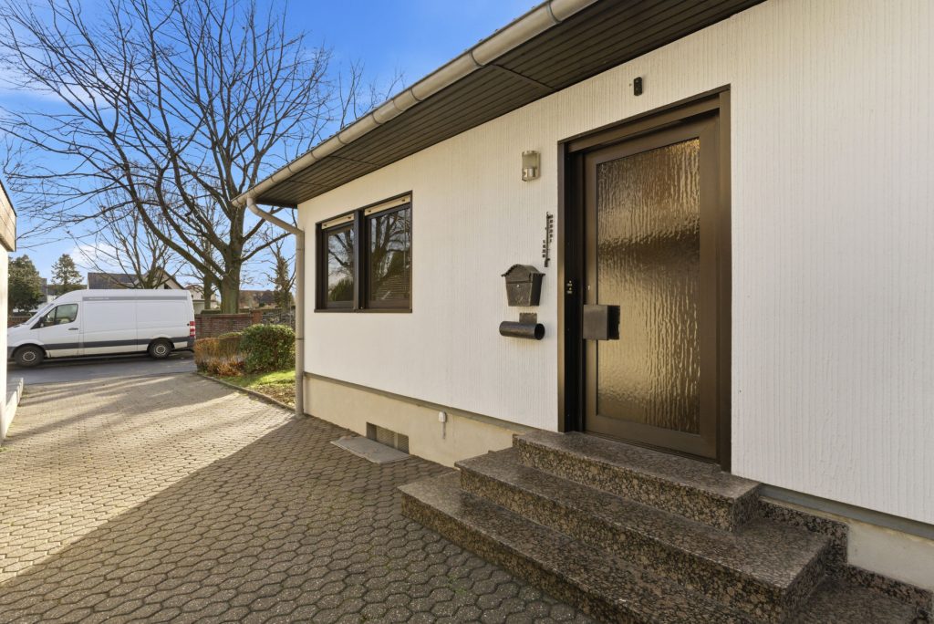 Gütelhöfer Immobilien - Immobilienangebot - Rheinbach / Oberdrees - Alle - Freistehendes Einfamilienhaus mit Garten, Garage und viel Potenzial auf Erbpachtgrund in Oberdrees