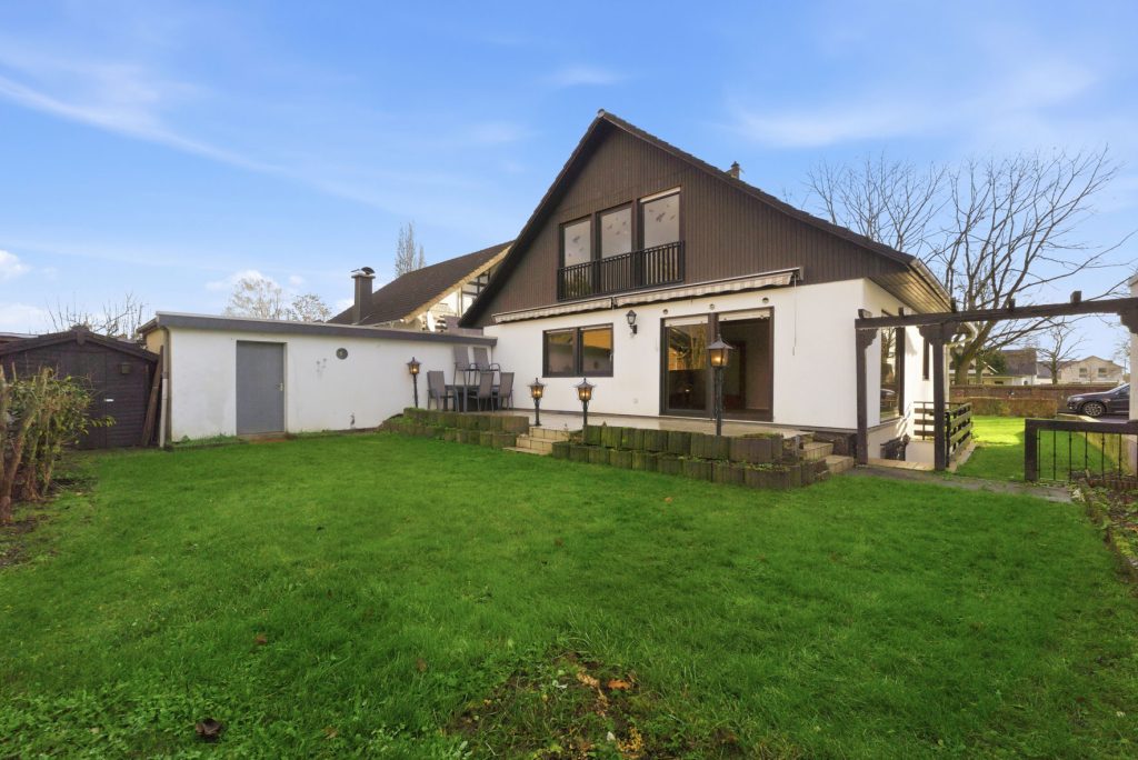 Gütelhöfer Immobilien - Immobilienangebot - Rheinbach / Oberdrees - Alle - Freistehendes Einfamilienhaus mit Garten, Garage und viel Potenzial auf Erbpachtgrund in Oberdrees