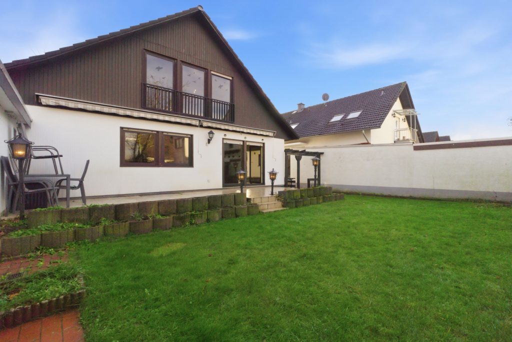 Gütelhöfer Immobilien - Immobilienangebot - Rheinbach / Oberdrees - Alle - Freistehendes Einfamilienhaus mit Garten, Garage und viel Potenzial auf Erbpachtgrund in Oberdrees