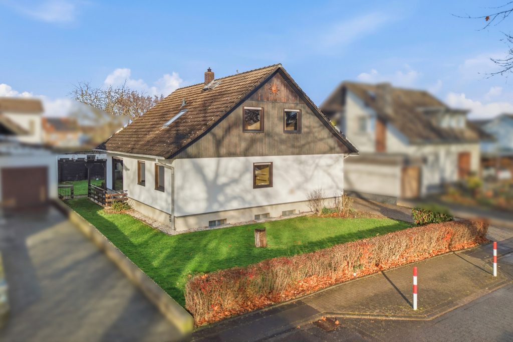 Gütelhöfer Immobilien - Immobilienangebot - Rheinbach / Oberdrees - Alle - Freistehendes Einfamilienhaus mit Garten, Garage und viel Potenzial auf Erbpachtgrund in Oberdrees