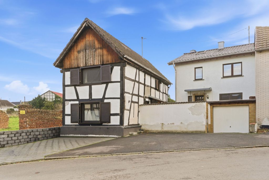 Gütelhöfer Immobilien - Immobilienangebot - Rheinbach / Oberdrees - Alle - Zwei auf einen Streich! Teilmodernisierte Doppelhaushälfte und gemütliches Fachwerkhaus in Oberdrees