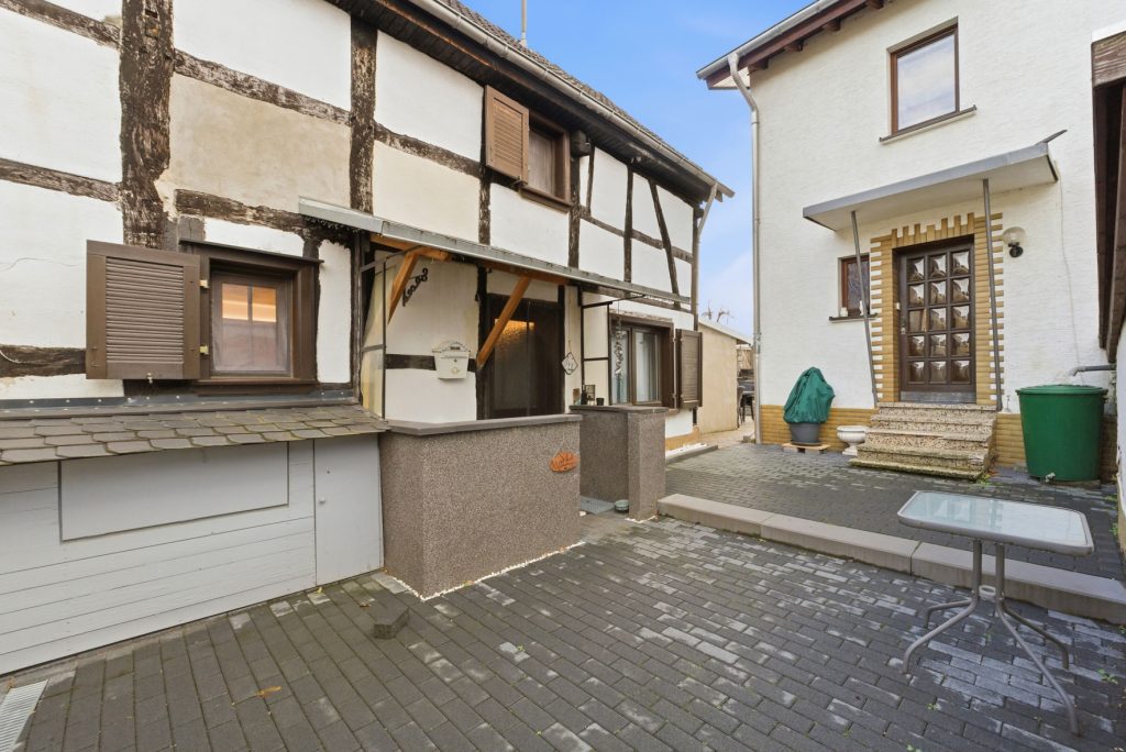 Gütelhöfer Immobilien - Immobilienangebot - Rheinbach / Oberdrees - Alle - Zwei auf einen Streich! Teilmodernisierte Doppelhaushälfte und gemütliches Fachwerkhaus in Oberdrees