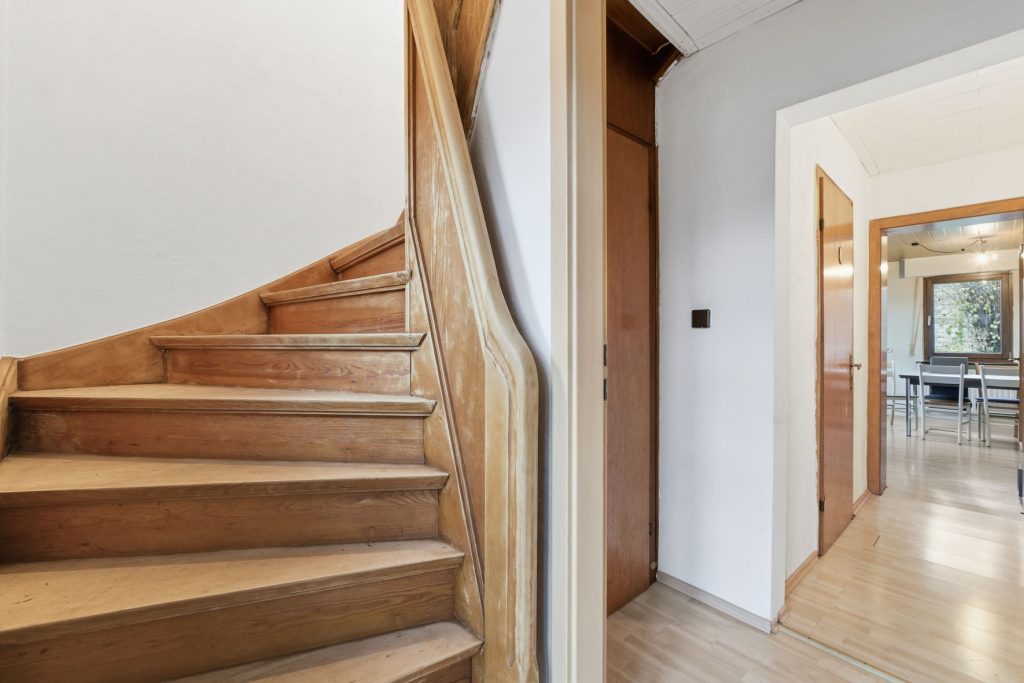 Gütelhöfer Immobilien - Immobilienangebot - Rheinbach / Oberdrees - Alle - Zwei auf einen Streich! Teilmodernisierte Doppelhaushälfte und gemütliches Fachwerkhaus in Oberdrees