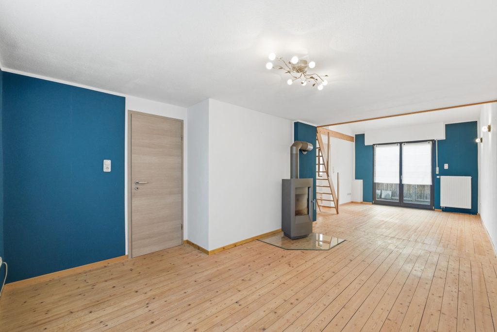Gütelhöfer Immobilien - Immobilienangebot - Rheinbach / Oberdrees - Alle - Zwei auf einen Streich! Teilmodernisierte Doppelhaushälfte und gemütliches Fachwerkhaus in Oberdrees