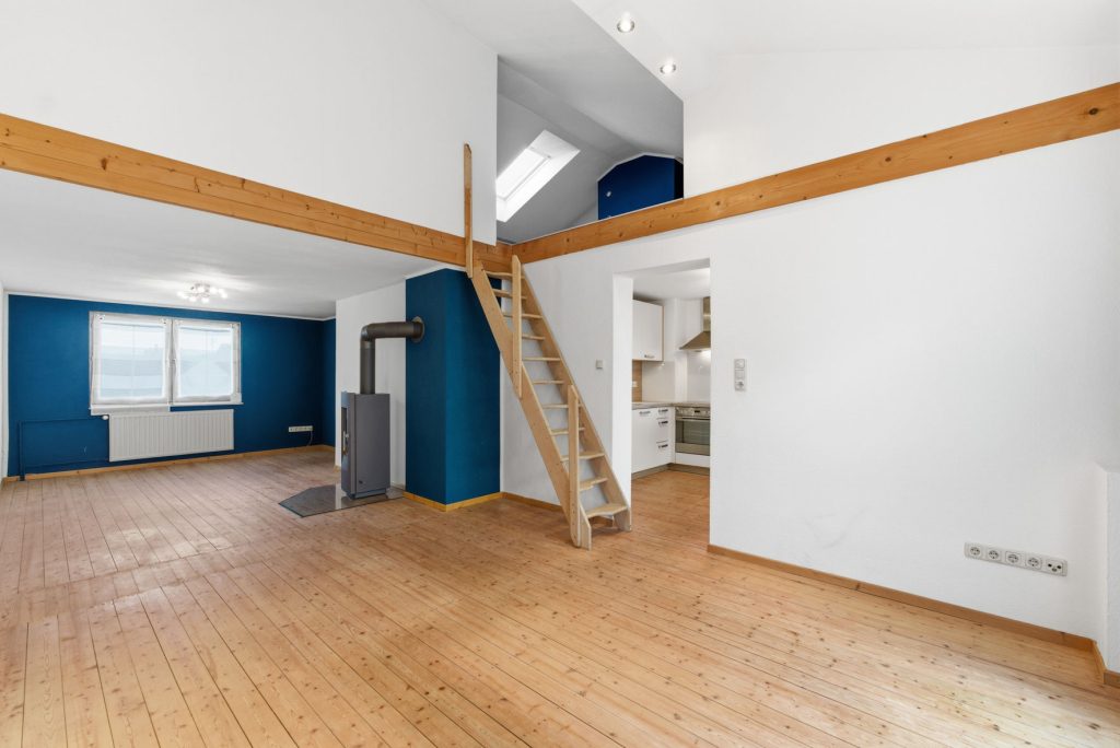 Gütelhöfer Immobilien - Immobilienangebot - Rheinbach / Oberdrees - Alle - Zwei auf einen Streich! Teilmodernisierte Doppelhaushälfte und gemütliches Fachwerkhaus in Oberdrees