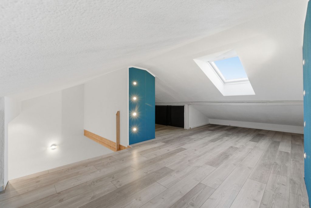 Gütelhöfer Immobilien - Immobilienangebot - Rheinbach / Oberdrees - Alle - Zwei auf einen Streich! Teilmodernisierte Doppelhaushälfte und gemütliches Fachwerkhaus in Oberdrees