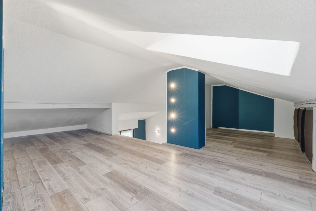 Gütelhöfer Immobilien - Immobilienangebot - Rheinbach / Oberdrees - Alle - Zwei auf einen Streich! Teilmodernisierte Doppelhaushälfte und gemütliches Fachwerkhaus in Oberdrees