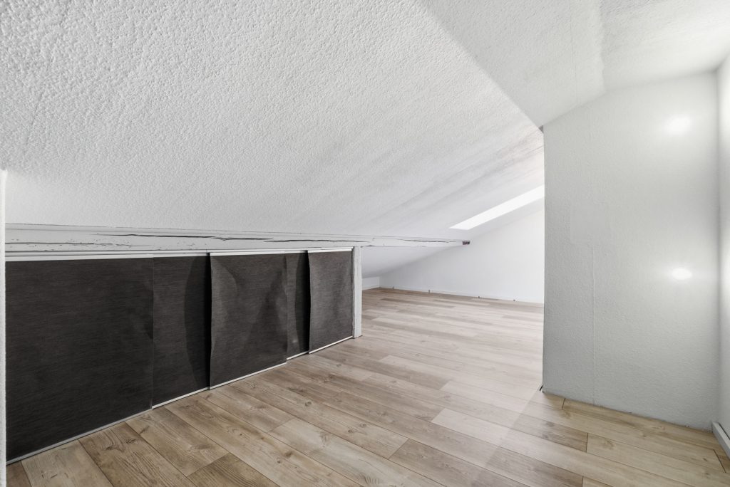 Gütelhöfer Immobilien - Immobilienangebot - Rheinbach / Oberdrees - Alle - Zwei auf einen Streich! Teilmodernisierte Doppelhaushälfte und gemütliches Fachwerkhaus in Oberdrees