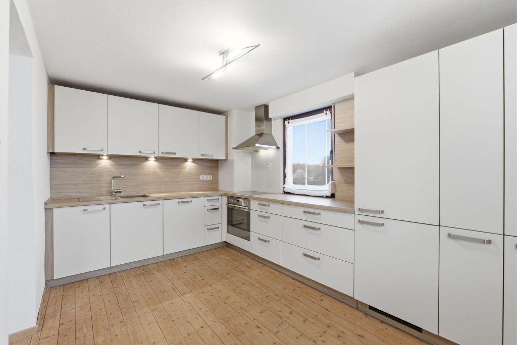 Gütelhöfer Immobilien - Immobilienangebot - Rheinbach / Oberdrees - Alle - Zwei auf einen Streich! Teilmodernisierte Doppelhaushälfte und gemütliches Fachwerkhaus in Oberdrees