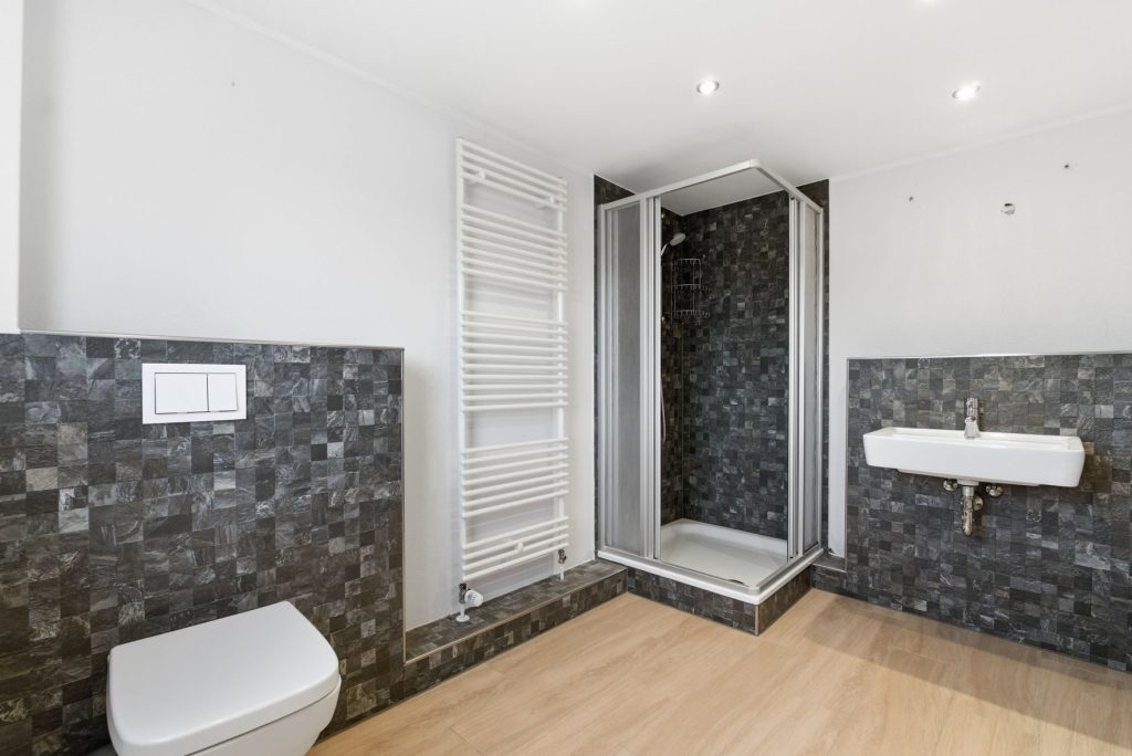 Gütelhöfer Immobilien - Immobilienangebot - Rheinbach / Oberdrees - Alle - Zwei auf einen Streich! Teilmodernisierte Doppelhaushälfte und gemütliches Fachwerkhaus in Oberdrees