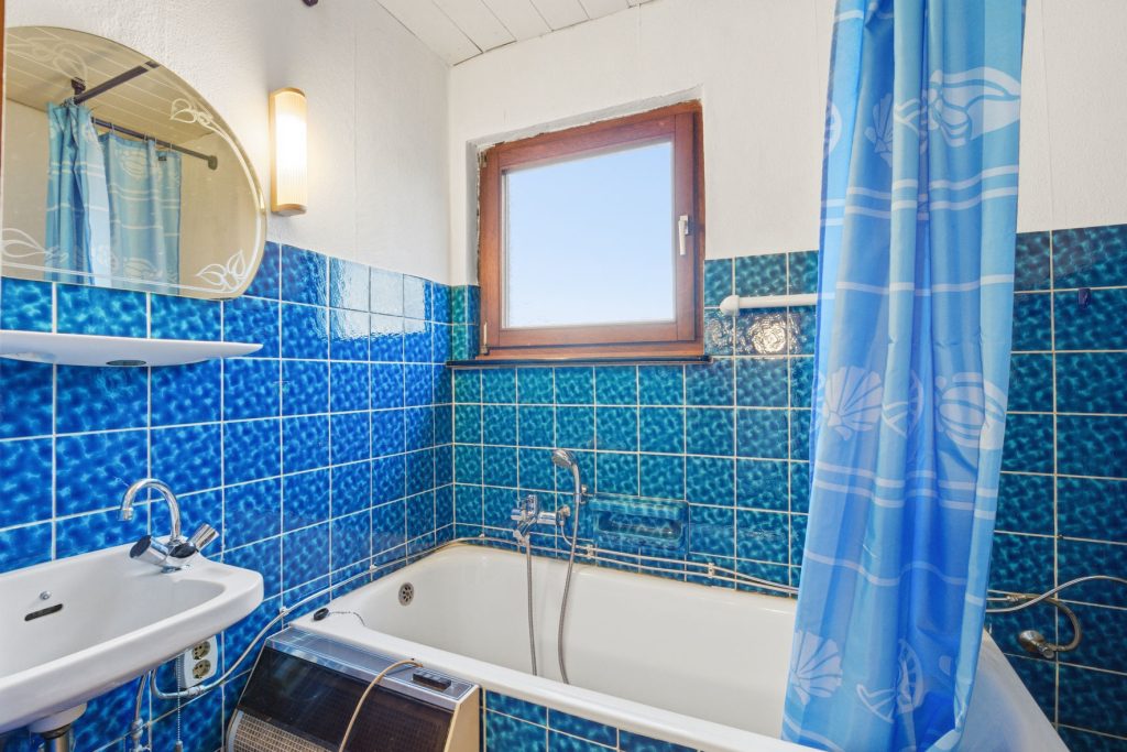 Gütelhöfer Immobilien - Immobilienangebot - Rheinbach / Oberdrees - Alle - Zwei auf einen Streich! Teilmodernisierte Doppelhaushälfte und gemütliches Fachwerkhaus in Oberdrees