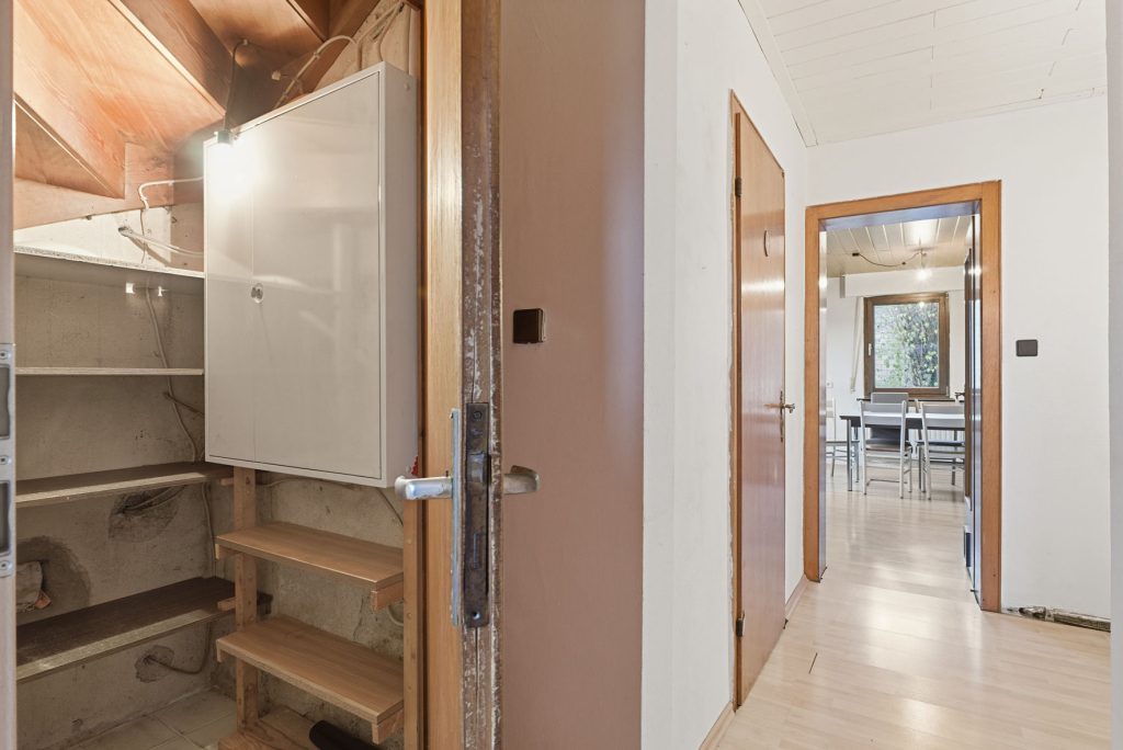 Gütelhöfer Immobilien - Immobilienangebot - Rheinbach / Oberdrees - Alle - Zwei auf einen Streich! Teilmodernisierte Doppelhaushälfte und gemütliches Fachwerkhaus in Oberdrees