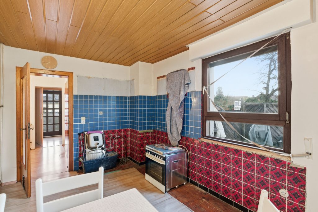 Gütelhöfer Immobilien - Immobilienangebot - Rheinbach / Oberdrees - Alle - Zwei auf einen Streich! Teilmodernisierte Doppelhaushälfte und gemütliches Fachwerkhaus in Oberdrees