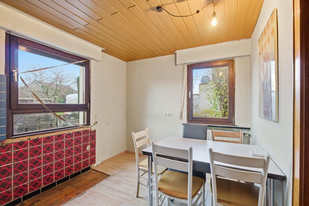 Gütelhöfer Immobilien - Immobilienangebot - Rheinbach / Oberdrees - Alle - Zwei auf einen Streich! Teilmodernisierte Doppelhaushälfte und gemütliches Fachwerkhaus in Oberdrees