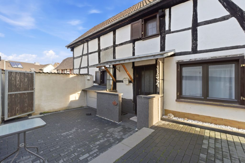 Gütelhöfer Immobilien - Immobilienangebot - Rheinbach / Oberdrees - Alle - Zwei auf einen Streich! Teilmodernisierte Doppelhaushälfte und gemütliches Fachwerkhaus in Oberdrees