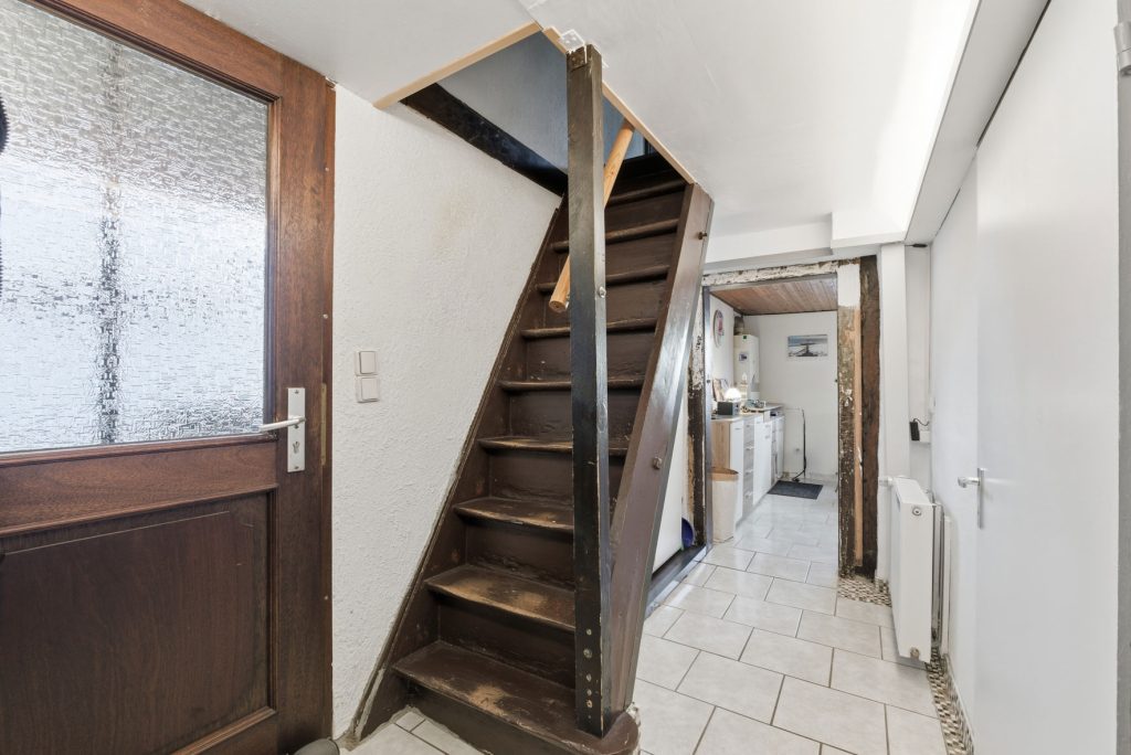 Gütelhöfer Immobilien - Immobilienangebot - Rheinbach / Oberdrees - Alle - Zwei auf einen Streich! Teilmodernisierte Doppelhaushälfte und gemütliches Fachwerkhaus in Oberdrees