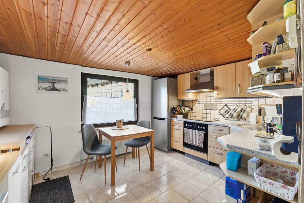 Gütelhöfer Immobilien - Immobilienangebot - Rheinbach / Oberdrees - Alle - Zwei auf einen Streich! Teilmodernisierte Doppelhaushälfte und gemütliches Fachwerkhaus in Oberdrees