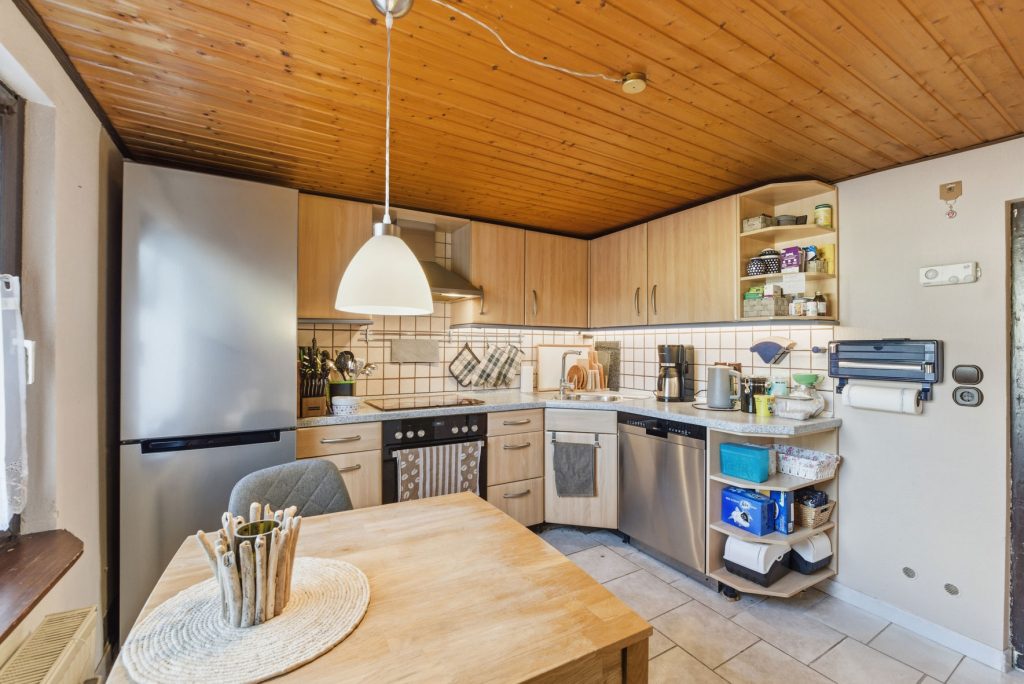 Gütelhöfer Immobilien - Immobilienangebot - Rheinbach / Oberdrees - Alle - Zwei auf einen Streich! Teilmodernisierte Doppelhaushälfte und gemütliches Fachwerkhaus in Oberdrees