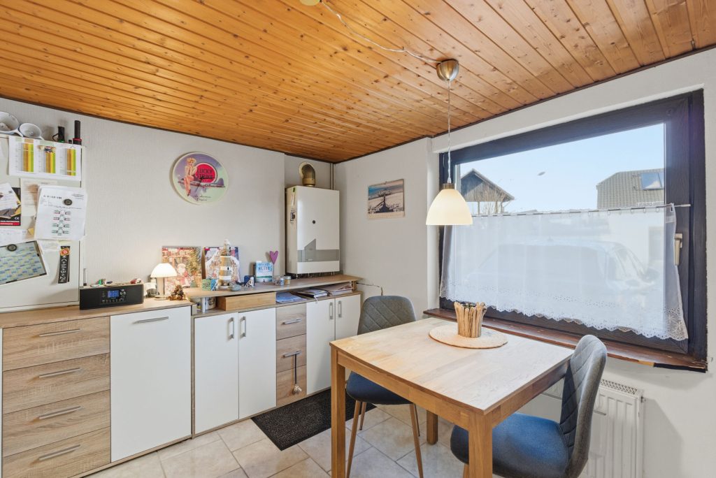 Gütelhöfer Immobilien - Immobilienangebot - Rheinbach / Oberdrees - Alle - Zwei auf einen Streich! Teilmodernisierte Doppelhaushälfte und gemütliches Fachwerkhaus in Oberdrees