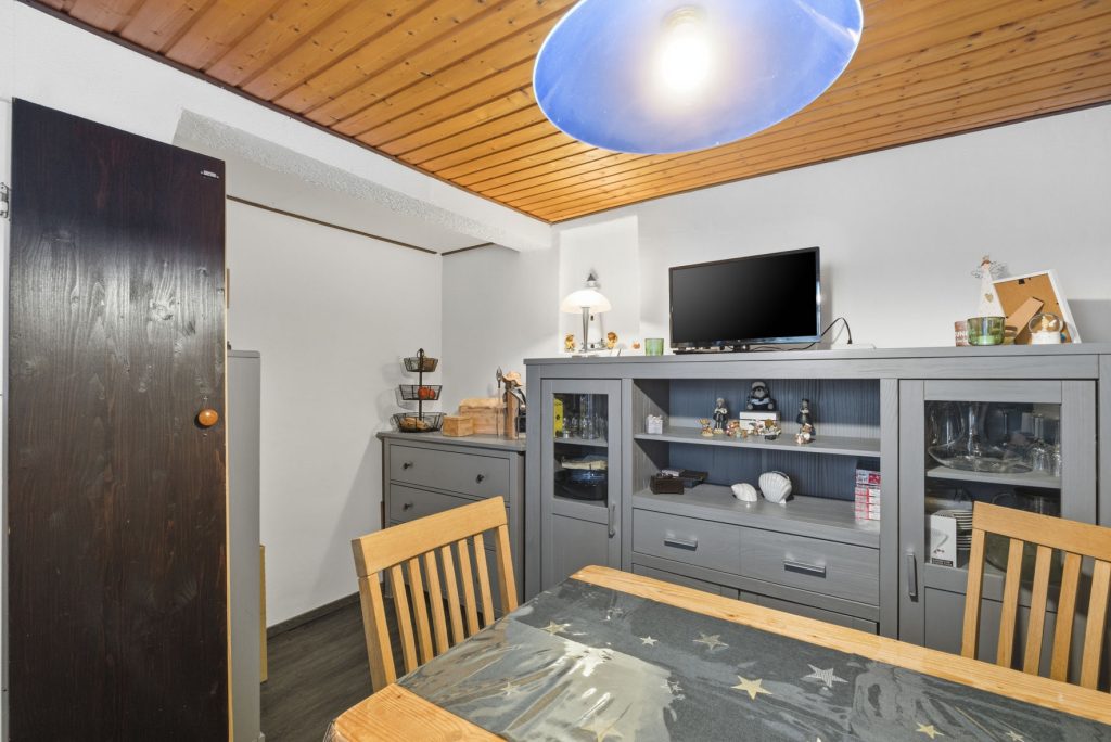 Gütelhöfer Immobilien - Immobilienangebot - Rheinbach / Oberdrees - Alle - Zwei auf einen Streich! Teilmodernisierte Doppelhaushälfte und gemütliches Fachwerkhaus in Oberdrees