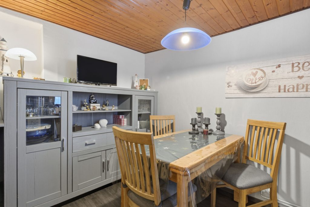 Gütelhöfer Immobilien - Immobilienangebot - Rheinbach / Oberdrees - Alle - Zwei auf einen Streich! Teilmodernisierte Doppelhaushälfte und gemütliches Fachwerkhaus in Oberdrees