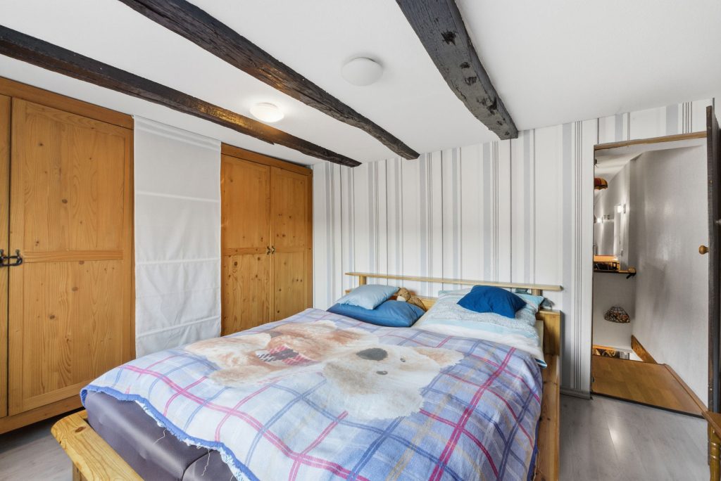 Gütelhöfer Immobilien - Immobilienangebot - Rheinbach / Oberdrees - Alle - Zwei auf einen Streich! Teilmodernisierte Doppelhaushälfte und gemütliches Fachwerkhaus in Oberdrees