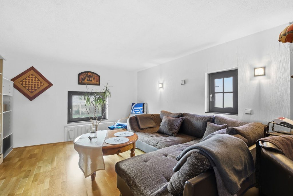 Gütelhöfer Immobilien - Immobilienangebot - Rheinbach / Oberdrees - Alle - Zwei auf einen Streich! Teilmodernisierte Doppelhaushälfte und gemütliches Fachwerkhaus in Oberdrees