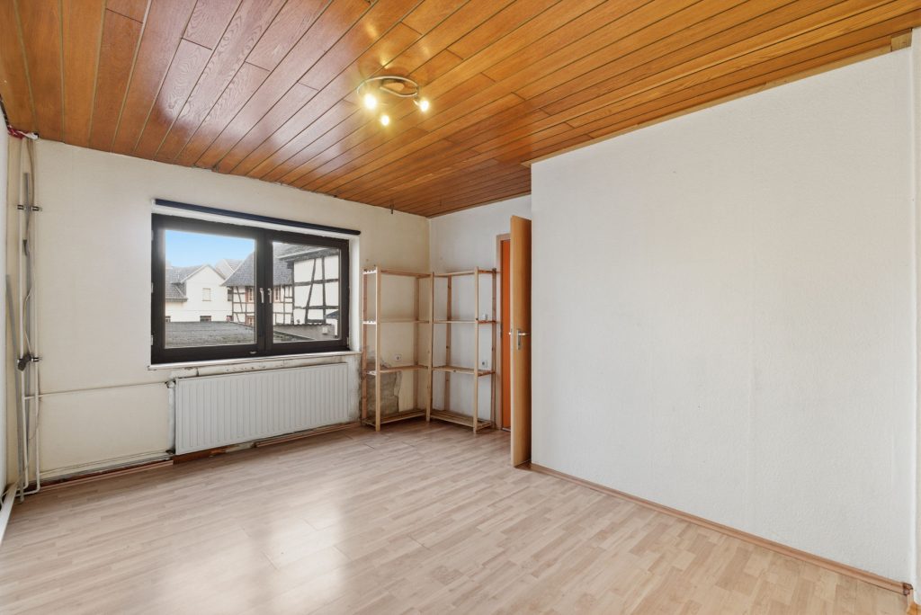 Gütelhöfer Immobilien - Immobilienangebot - Rheinbach / Oberdrees - Alle - Zwei auf einen Streich! Teilmodernisierte Doppelhaushälfte und gemütliches Fachwerkhaus in Oberdrees